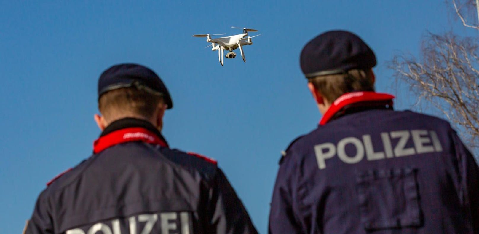 Per Polizei-Drohne wurden die Pakete in einem wenige Kilometer entfernten Waldstück gefunden. (Symbolbild).