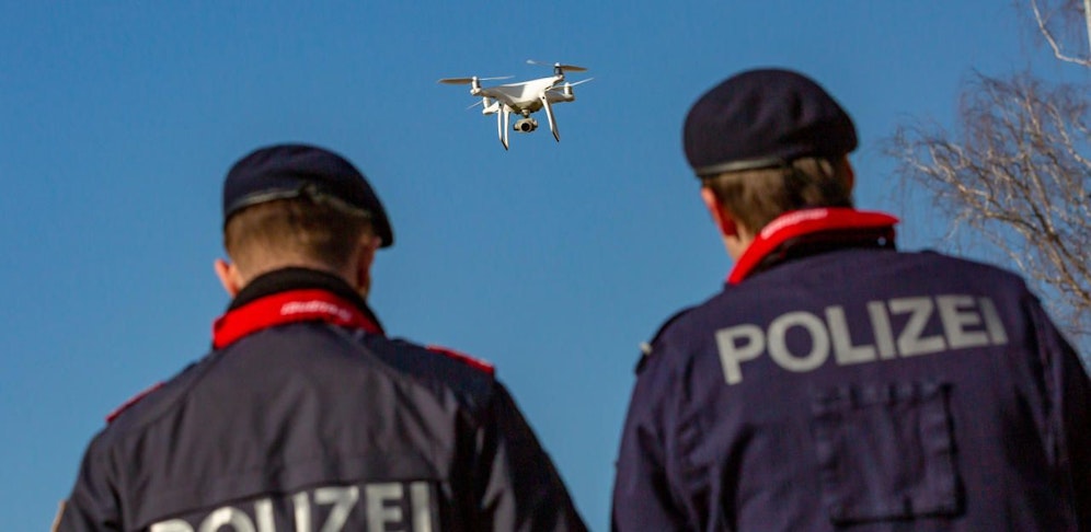 Per Polizei-Drohne wurden die Pakete in einem wenige Kilometer entfernten Waldstück gefunden. (Symbolbild).