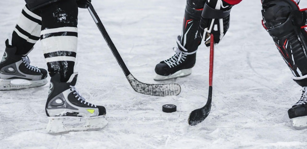 Ein Eishockey-Spieler hat die Niederlage nicht verkraftet.
