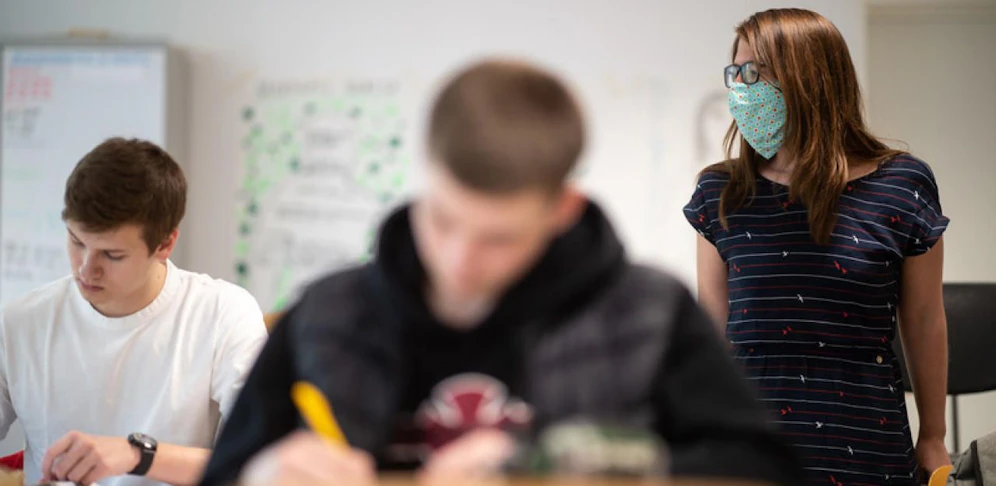 Maske muss im Unterricht keine getragen werden. Nur wer das Klassenzimmer verlässt, braucht eine Maske.