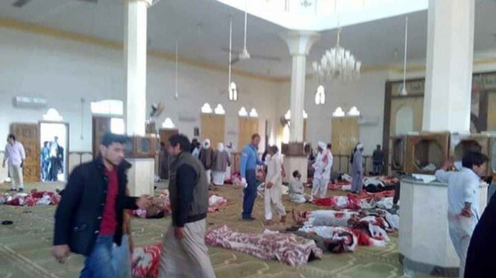 Ort des Schreckens: In der Al-Rawdah-Moschee in Bir al-Abd in der Nähe der Provinzhauptstadt Al-Arisch (Ägypten) starben jetzt über hundert Gläubige bei einem Terroranschlag. Die Leichen der Opfer sind mit Tüchern abgedeckt. 