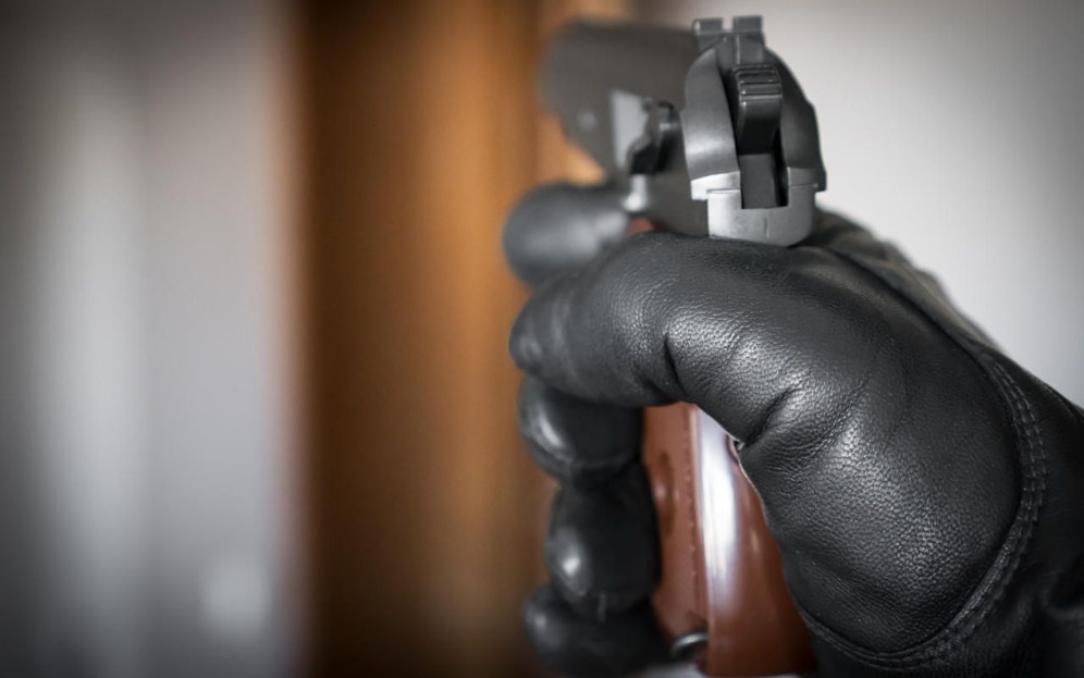 Feuerte mehrmals auf die Tür. 