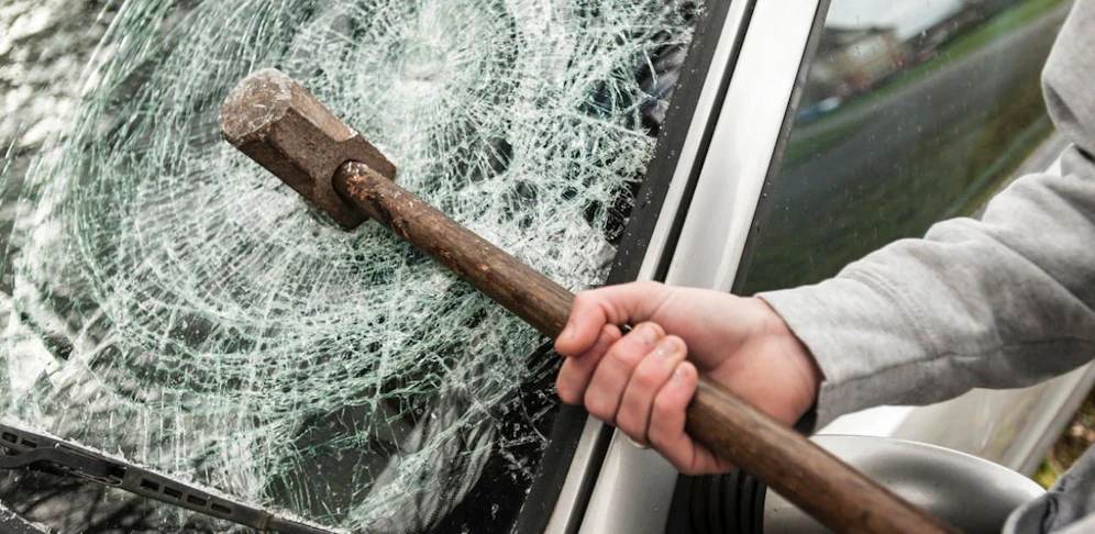 Der Mann schlug auf die Scheiben mehrerer Autos ein (Symbolbild)