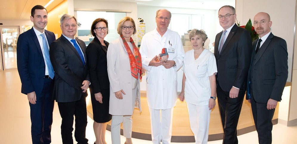 Bernhard Kadlec, Kaufmännischer Direktor, Markus Klamminger, Medizinischer Geschäftsführer, Annette Wachter, stellv. Pflegedirektorin, Landeshauptfrau Johanna Mikl-Leitner, Prim. Univ.-Doz. Christoph Holzinger, Leiter der Klinischen Abteilung für Herzchirurgie, Josefa Pemmer, Interimistische Stationsleitung der Klinischen Abteilung für Herzchirurgie, LH-Stellvertreter Stephan Pernkopf und Thomas Gamsjäger, Ärztlicher Direktor (v.l.)