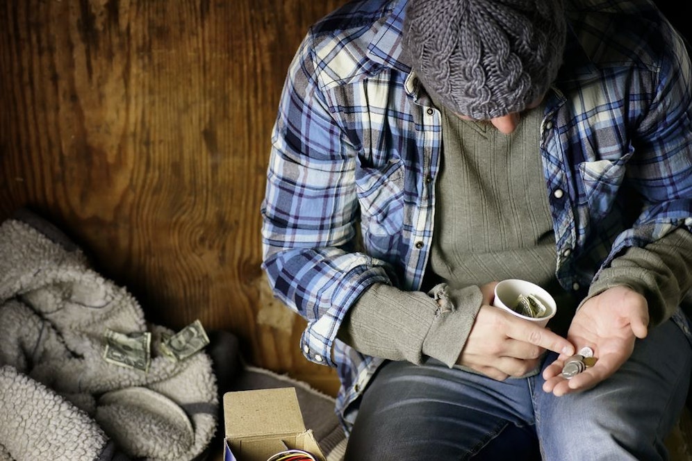 Delogierungen betreffen immer mehr Menschen. Ein Wiener musste sich wegen Geldnot 10 Tage lang von Zuckerpäckchen ernähren, die er bei einer Fast-Food-Kette mitgehen ließ..
