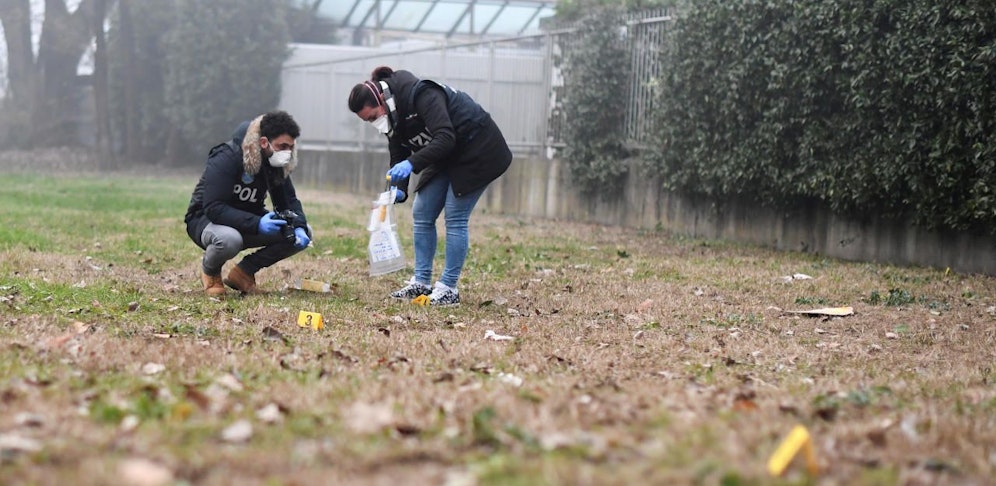 Forensische Ermittler untersuchen die Unfallstelle, auf der ein Inter-Fan von einem Auto erfasst wurde, an den Folgen des Zusammenpralls starb.