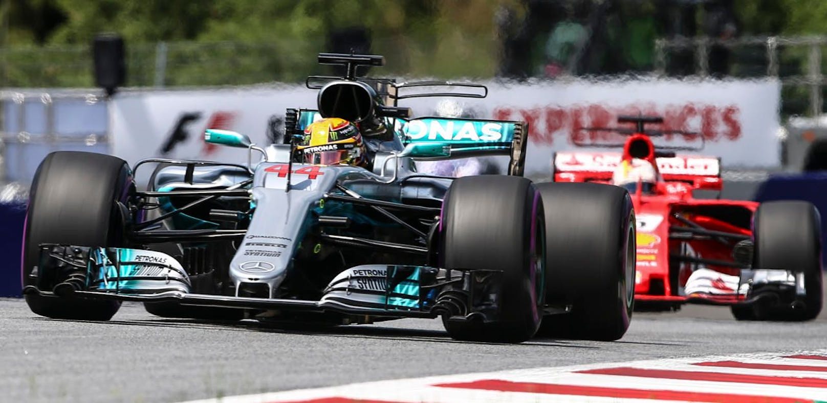 Formel-1-Star Lewis Hamilton jagt in Monza Sebastian Vettel die WM-Führung ab.