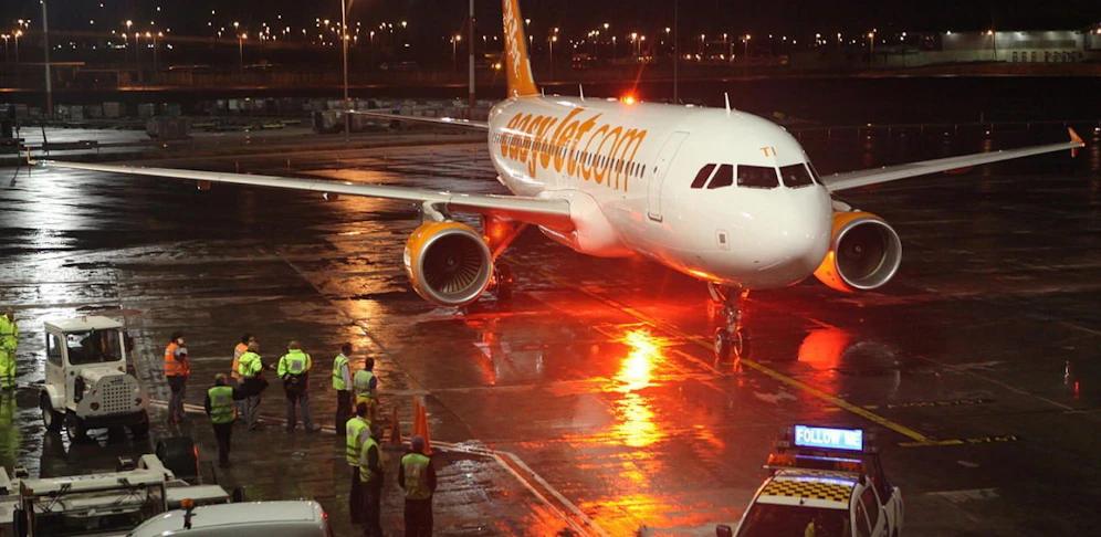 easyJet ließ mitten in der Nacht Passagiere im Regen stehen (Symbolfoto).