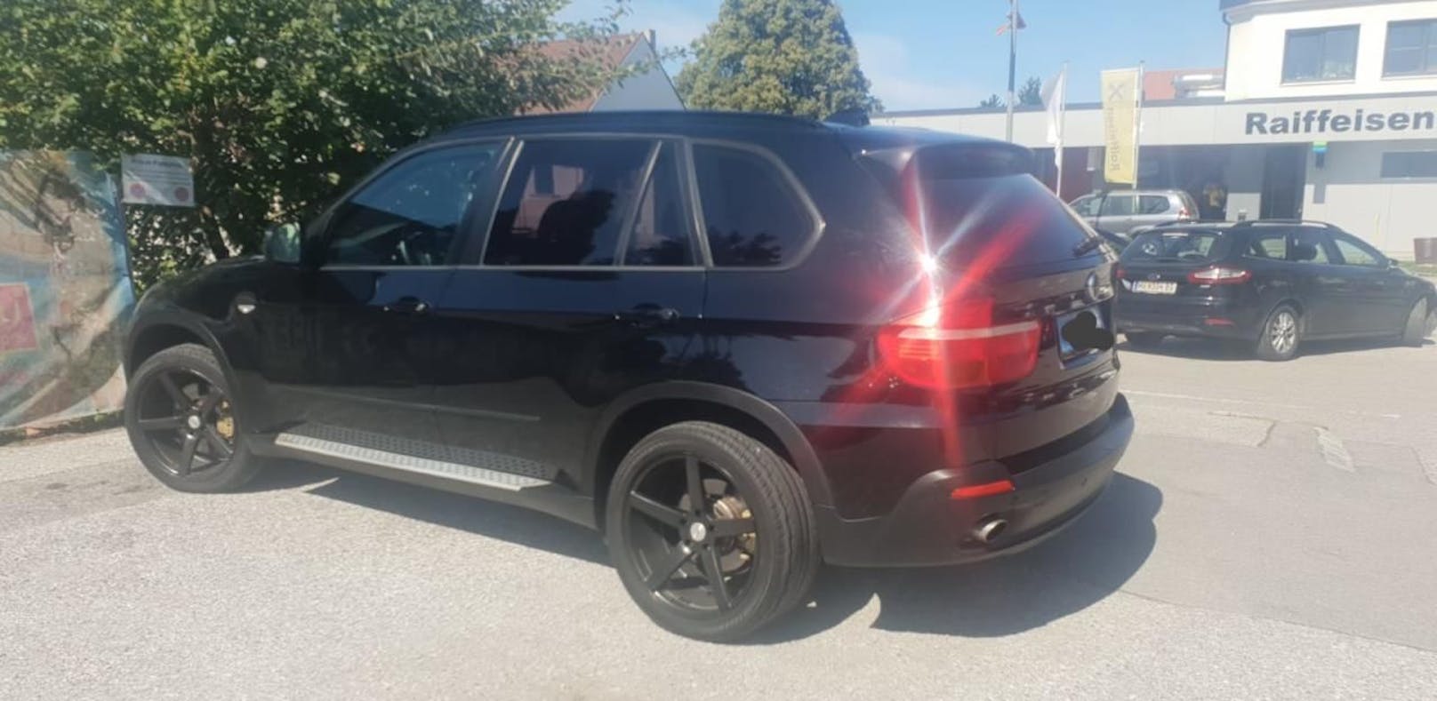 BMW X5 über Nacht aus der Werkstatt gestohlen