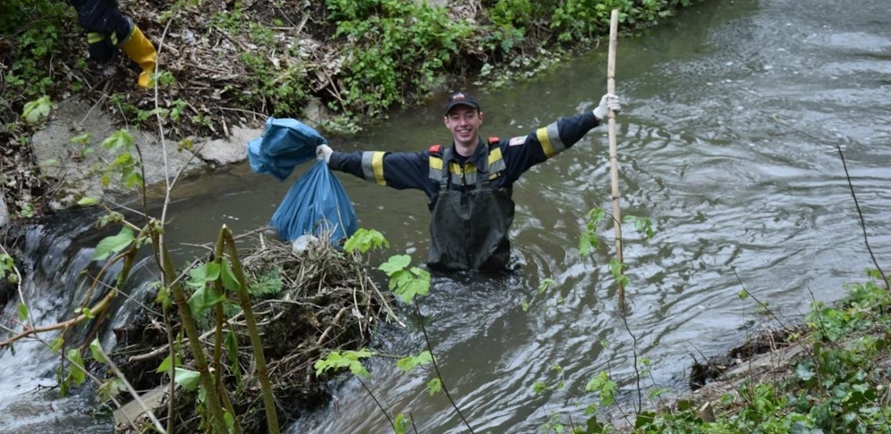 Bis zum Bauch im kalten Wasser putzten die Florianis die Gewässer.