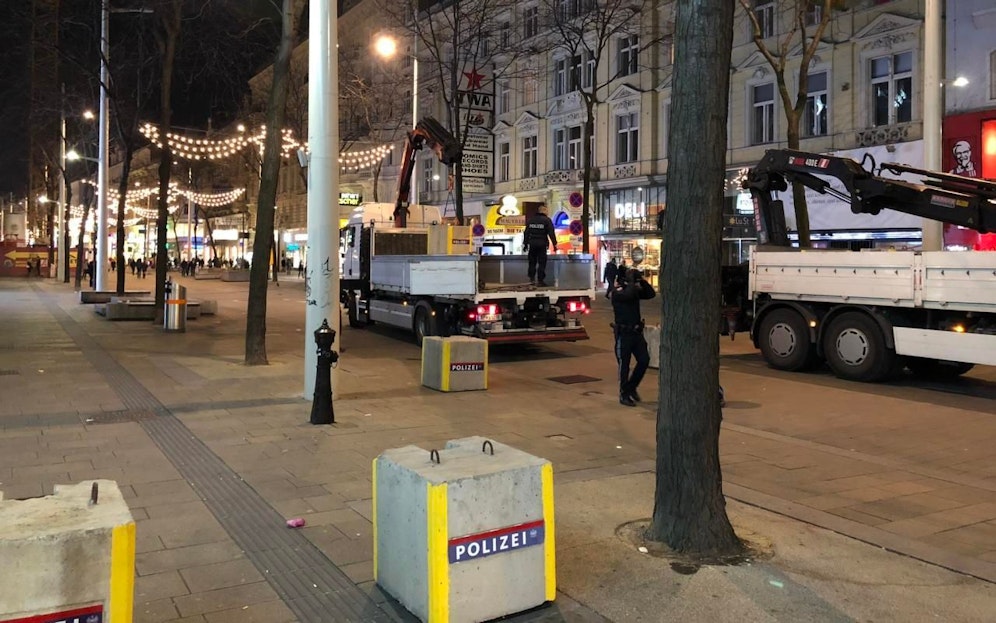 Mit Ende der vorweihnachtlichen Shopping-Zeit verschwinden auch die Anti-Terror-Poller auf der Wiener Mariahilfer Straße. Nächstes Jahr sollen laut Polizei fix verankerte Sperren kommen. (c) Pet