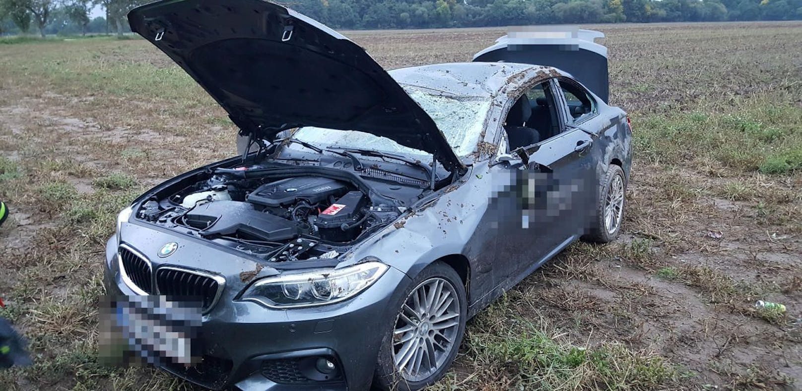 BMW landete nach Überschlag im Acker