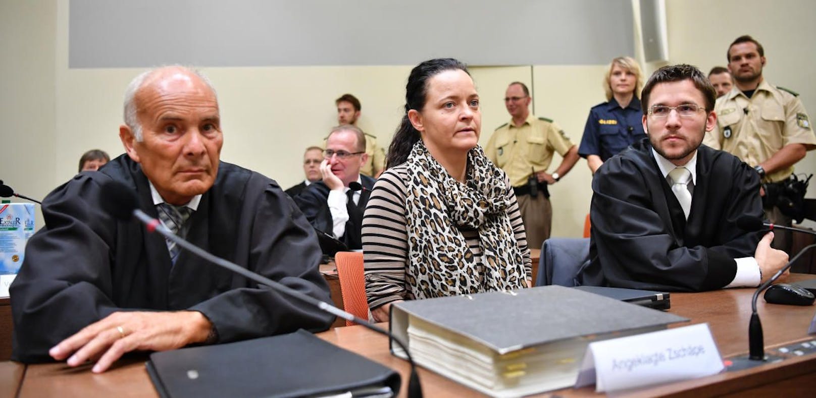Die Angeklagte Beate Zschäpe (M.) beim NSU-Prozess am 19. Juli.