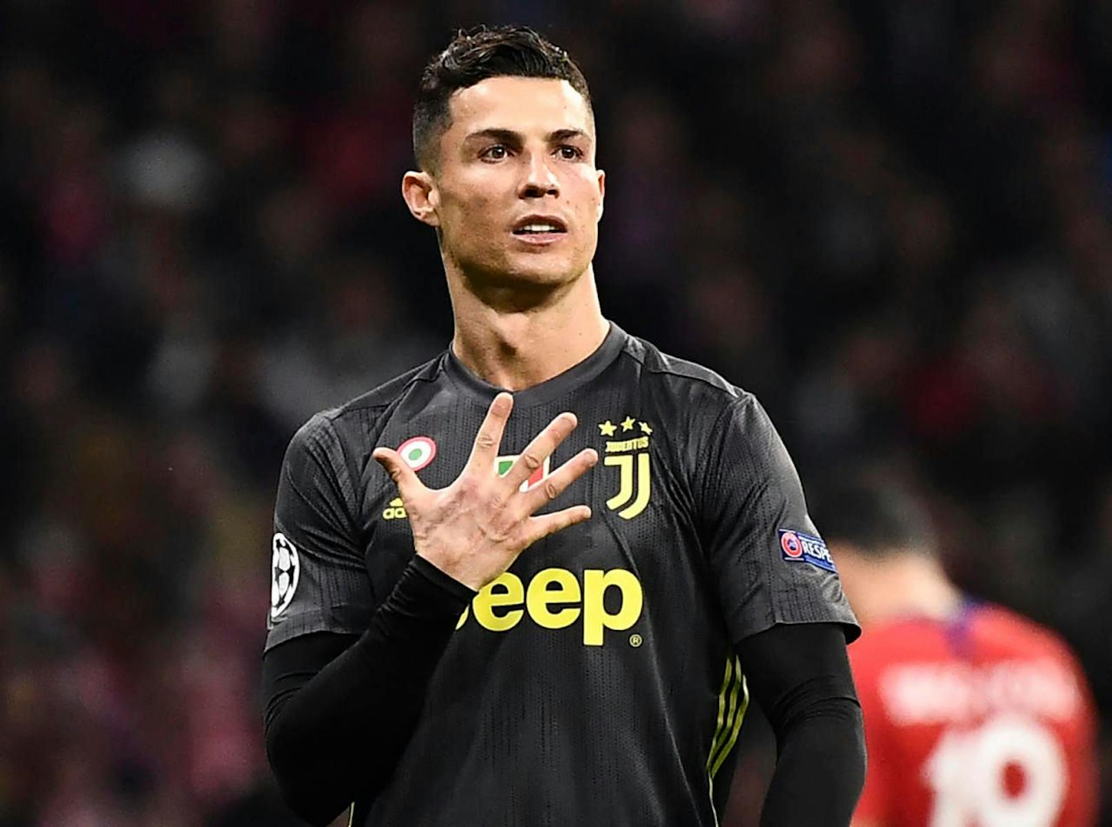 Ronaldo zeigt seine fünf Champions-League-Titel