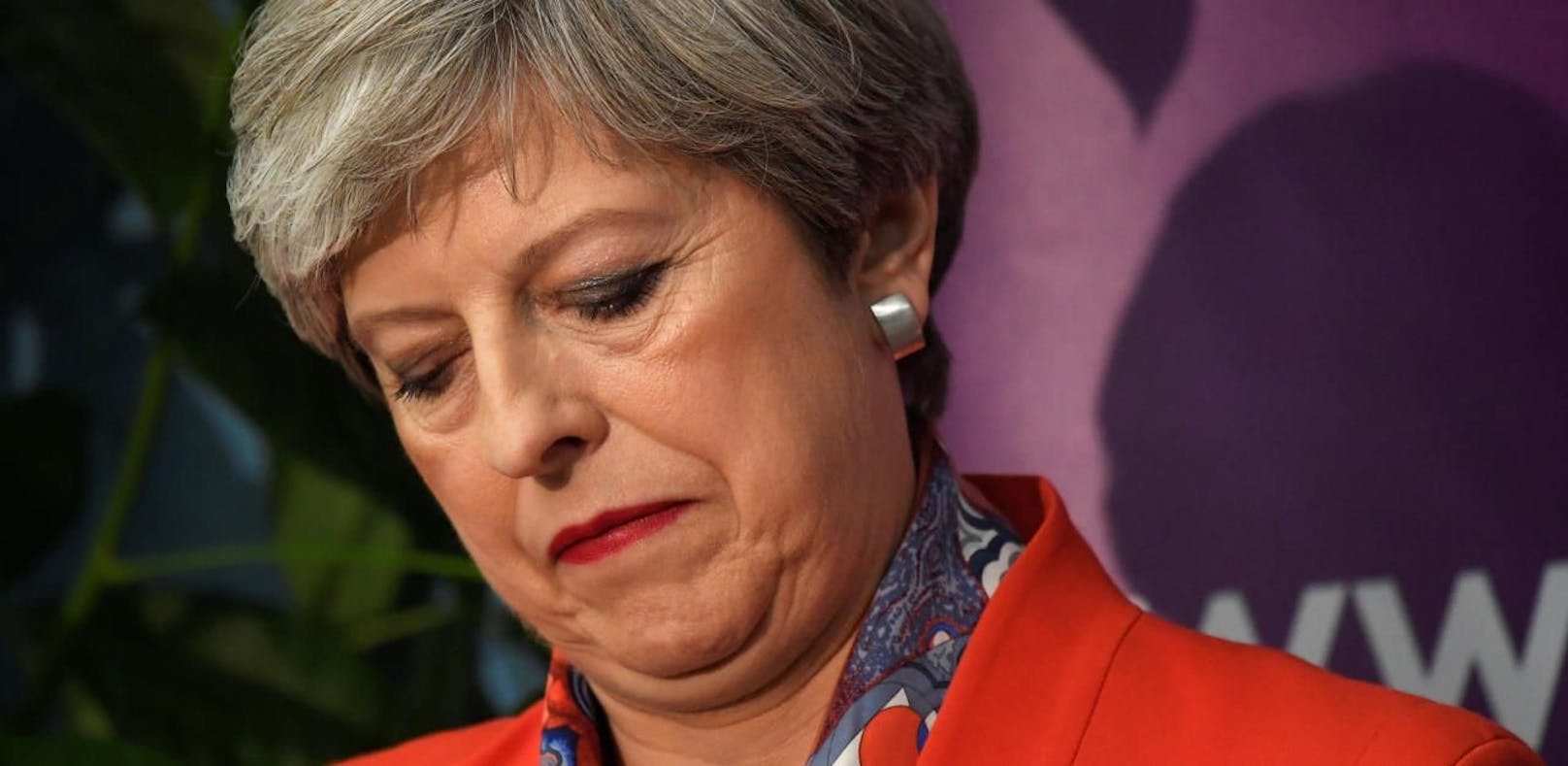 Parlamentarier ihrer eigenen Partei stimmten gegen Premierministerin Theresa May und für das Brexit-Vetorecht.