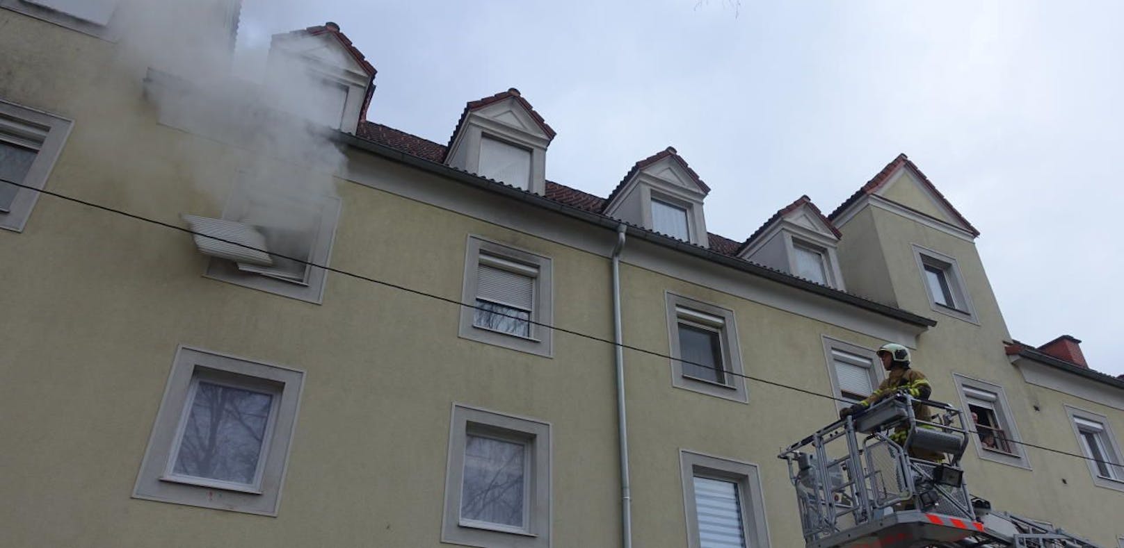 Im zweiten Stock des Gebäudes brannte eine Wohnung.