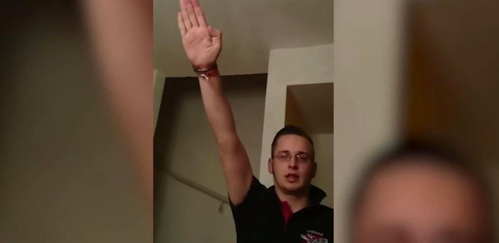 FPÖ-Obmann wurde nach Hitlergruß aus Partei ausgeschlossen, nun verlor er auch seinen Job bei der Post.