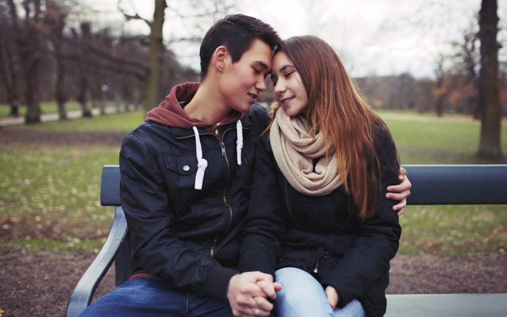 Oli hat seit drei Wochen regelmäßig Sex mit seiner Freundin. Aber in dieser Zeit hat sie ihn noch nie mit der Hand befriedigt.