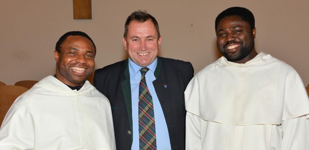 Foto ist aus dem Archiv vom letzten Pfarrkirtag: Pater Emmanuel, Bürgermeister Bernhard Karnthaler und Pater Raphael (v.l.).