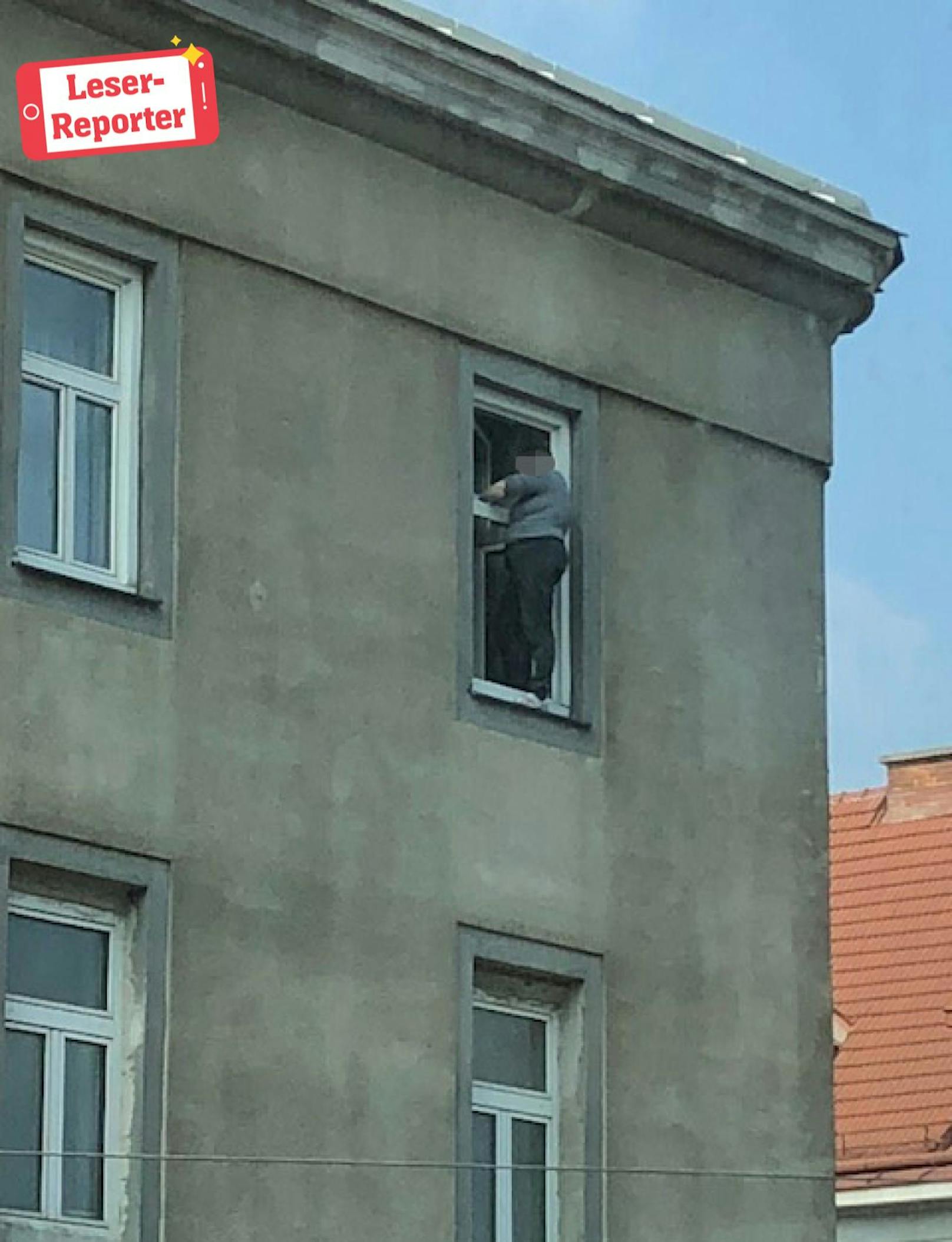 Die Frau putzte ihre Fenster ohne Sicherung - und zwar im 5. Stock!