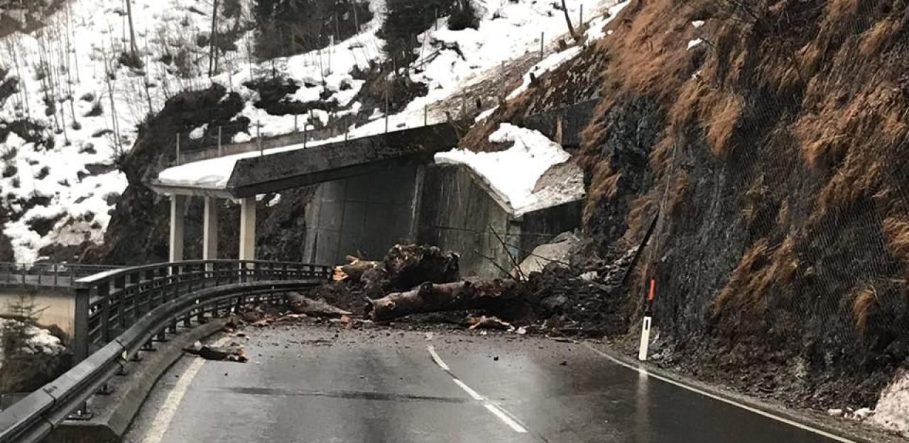 Heute.at - Straßensperre nach Felssturz bei Dienten