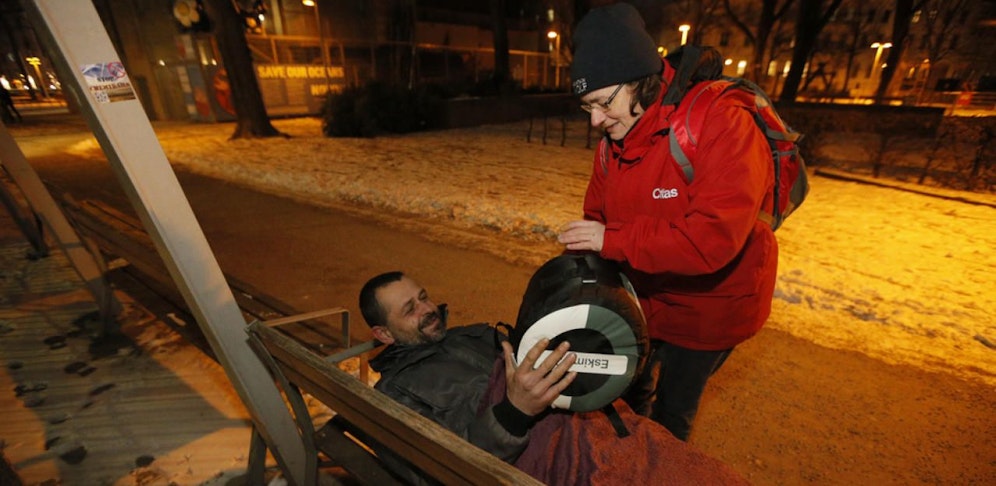 Die Caritas versorgt Obdachlose mit Schlafsäcken.