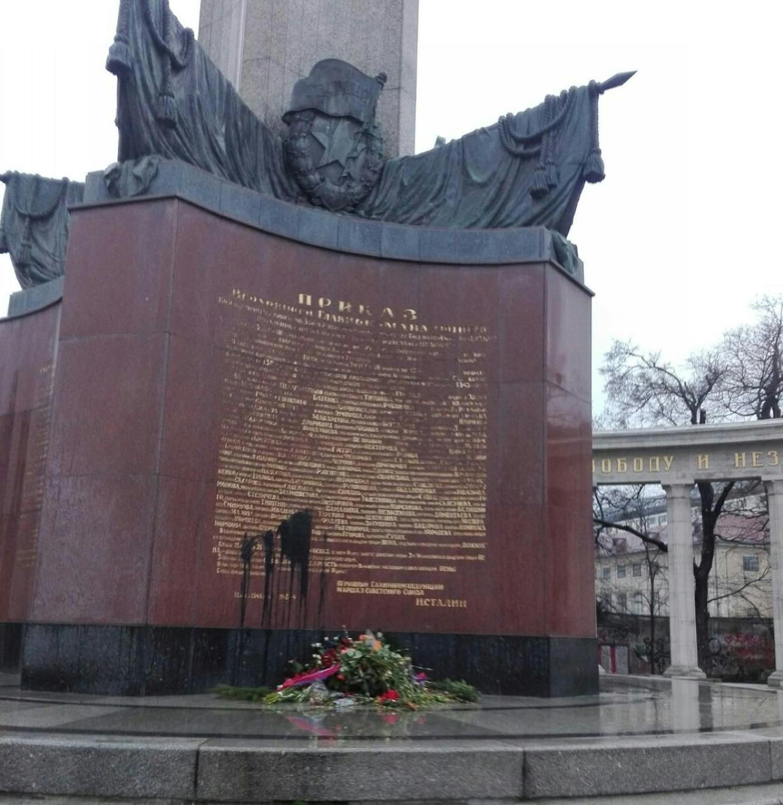 Das Denkmal der Roten Armee am Schwarzenbergplatz wurde Opfer eines Vandalismusaktes.