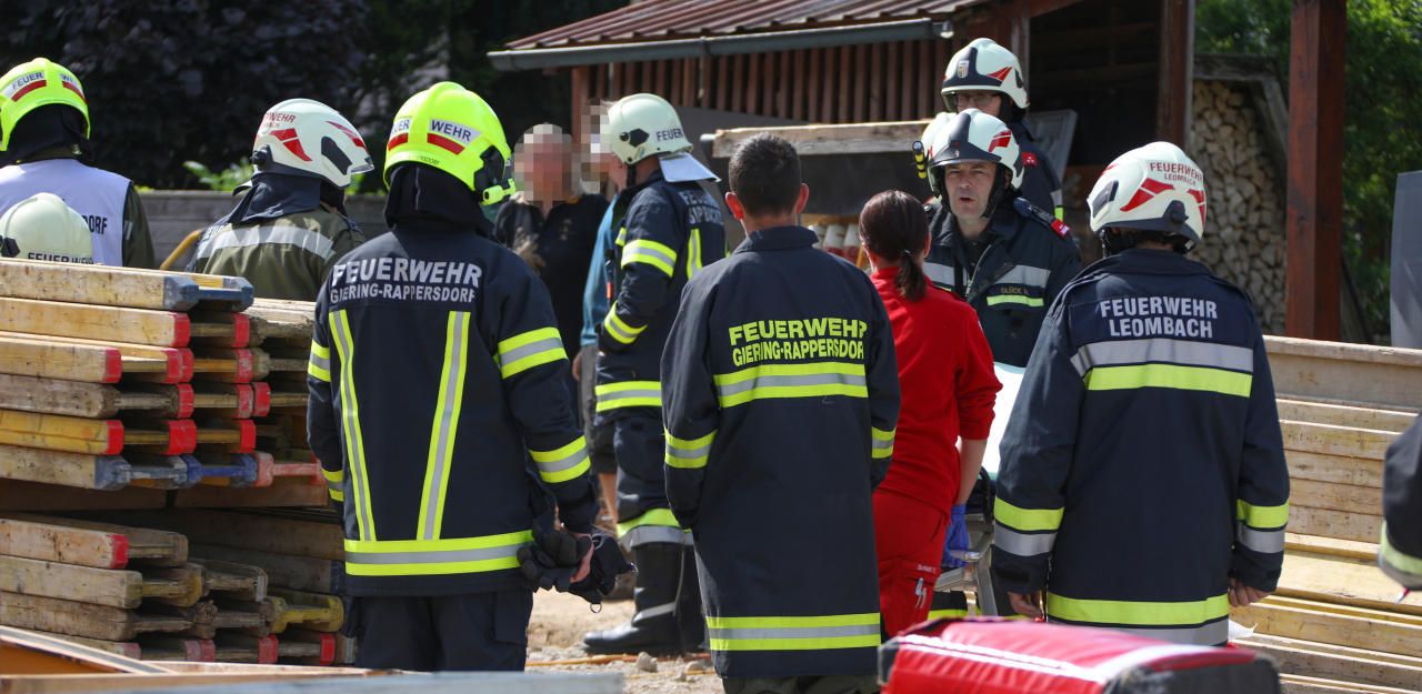 Heute.at - Vater hilft Sohn bei Hausbau, stürzt in Grube