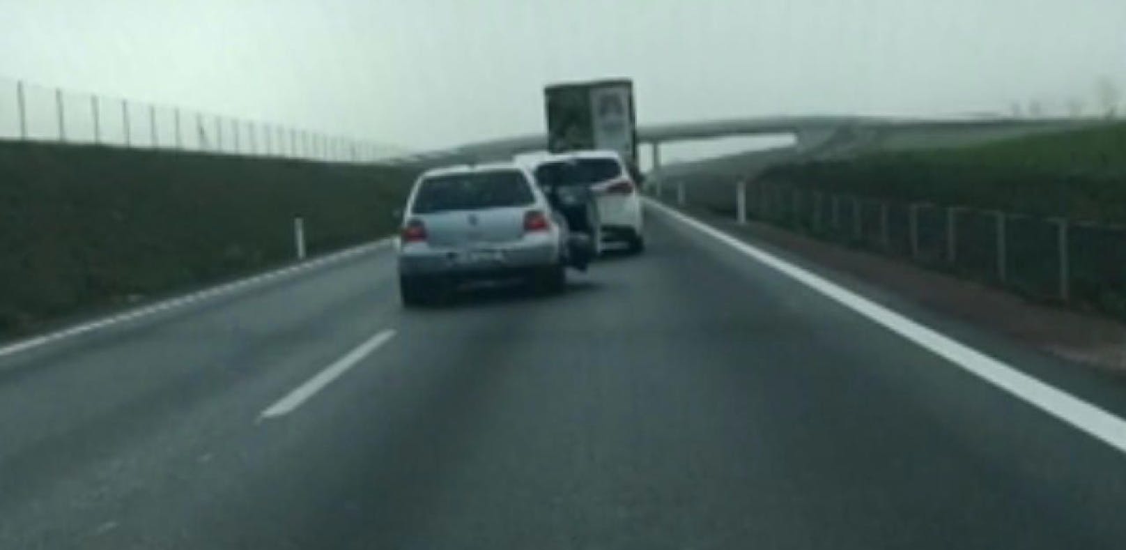 Screenshot der Szenerie: Frau droht aus fahrendem Auto zu stürzen.