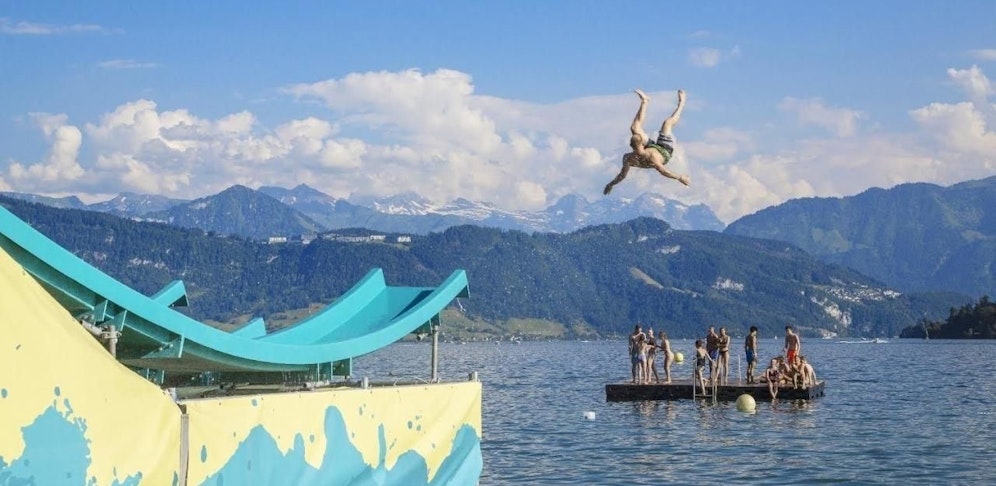 Bei einem Wasserrutsch-Event in der Schweiz gab es mehrere Verletzte, eine Frau musste am Lendenwirbel operiert werden.