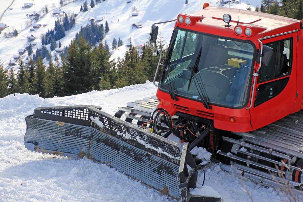 Der Snowboarder wurde vom Pistengerät überrollt. (Symbolfoto)
