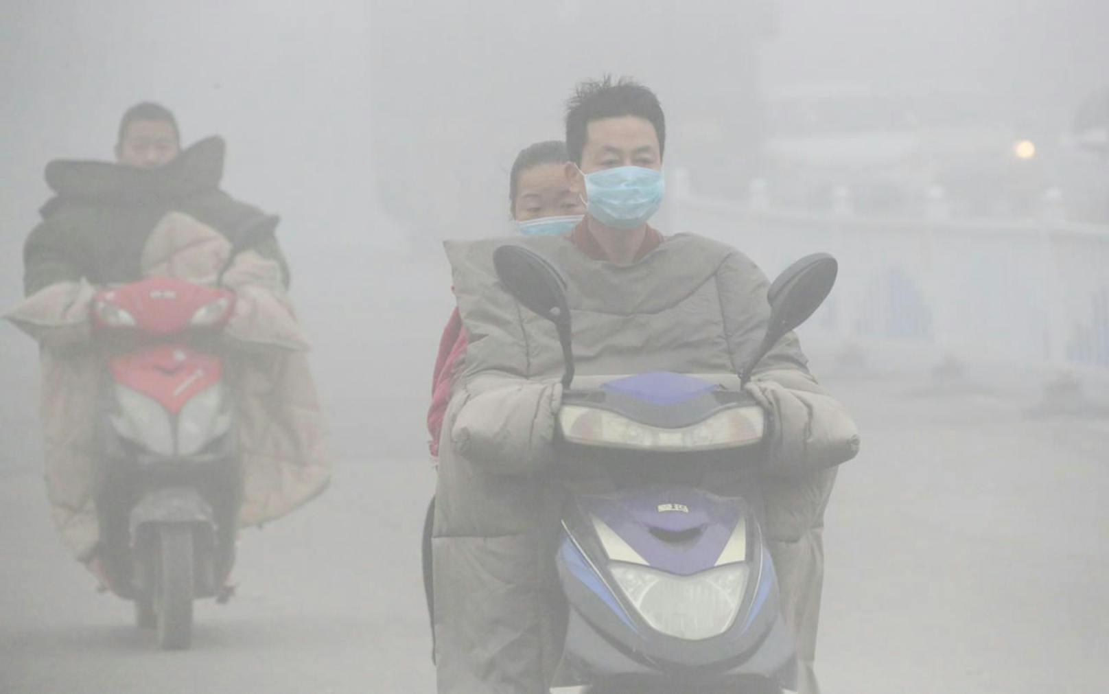 Pendler in der chinesischen Stadt Huaibei bahnen sich ihren Weg durch dichten Smog. Aufgenommen am 26. November 2018.