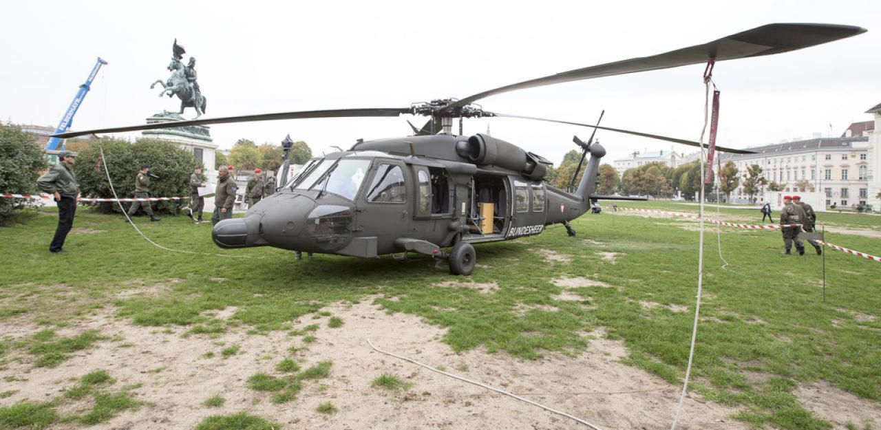 Black Hawk-Hubschrauber im Zuge einer Leistungsschau auf dem Gelände des Heldenplatzes in Wien.