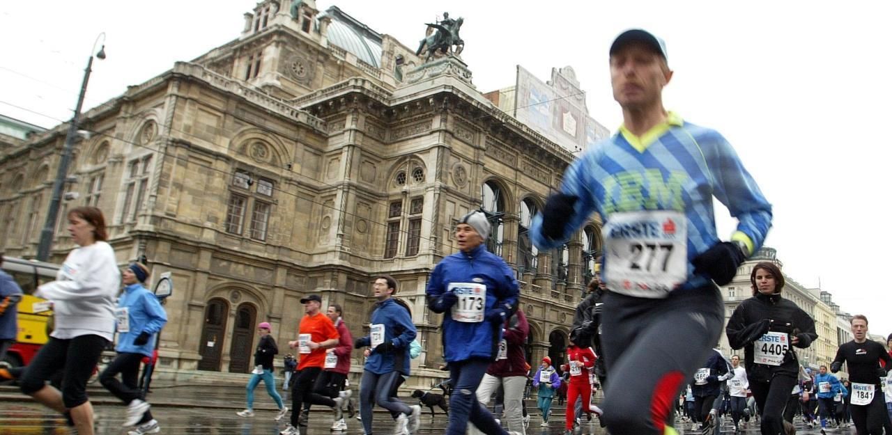 Der Wiener Silvesterlauf führt jedes Jahr tausende Teilnehmer durch die historische Innenstadt.