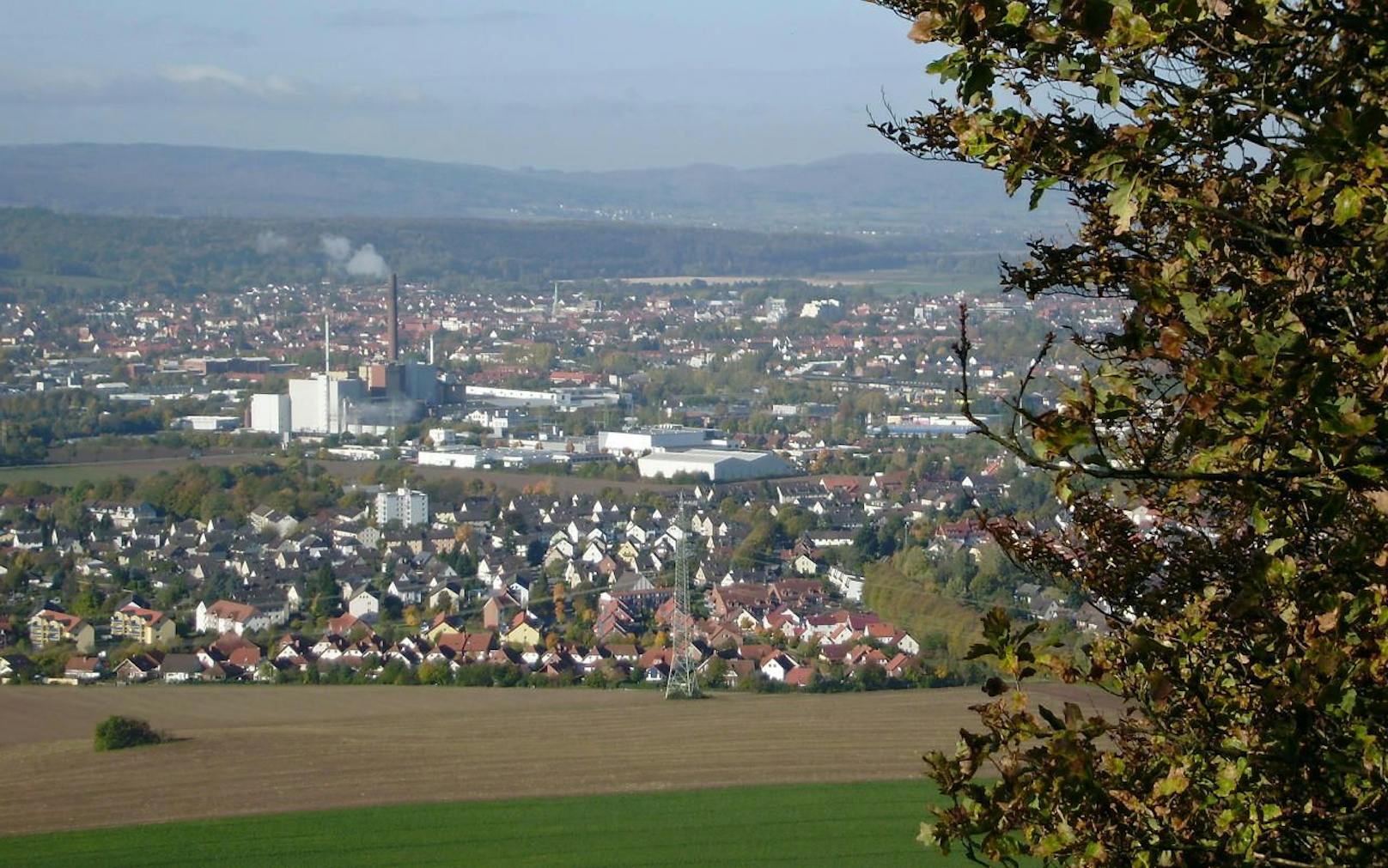 Afferde (vorne) vom Berg Hohe Stolle gesehen. Im Hintergrund ist das Heizkraftwerk und die Stadt Hameln zu sehen.