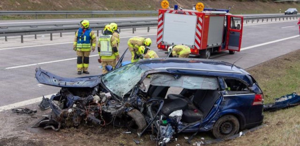 Ein Geisterfahrer verursachte auf der Autobahn zunächst einen Unfall mit Blechschaden, fuhr weiter in die falsche Richtung, stieß dann frontal mit einem weiteren Auto zusammen. Die Lenkerin des anderen PKW verstarb.