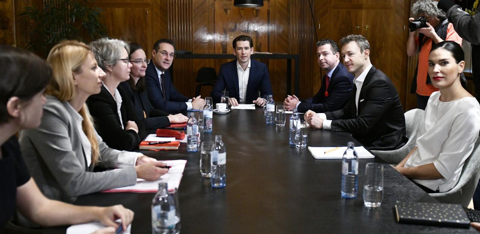 Bundeskanzler Sebastian Kurz (ÖVP), Vizekanzler Heinz-Christian Strache (FPÖ), Bundesministerin für Frauen, Familien und Jugend Juliane Bogner-Strauß (ÖVP) und Bundesminister für EU, Kunst, Kultur und Medien Gernot Blümel (ÖVP) und Experten beim einstündigen Gipfel für Verantwortung im Netz und Gewaltprävention.