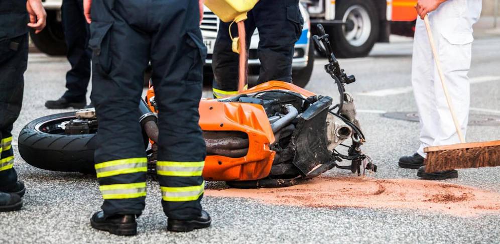 Ein Pkw-Lenker stieß mit einem Motorradfahrer zusammen