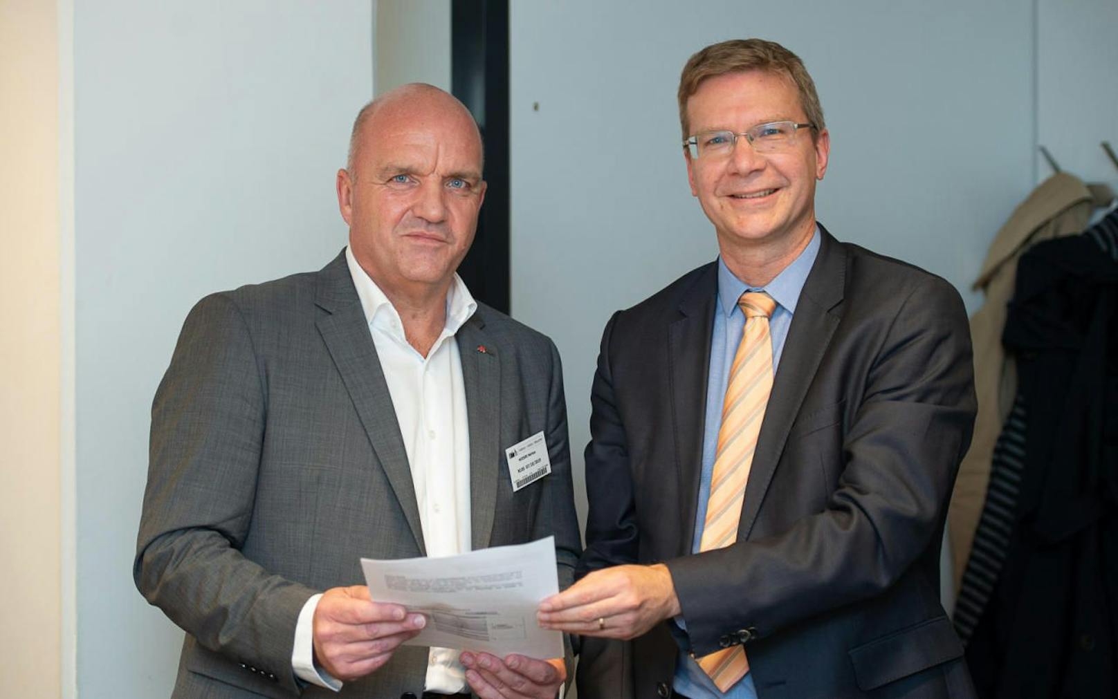 Markus Wieser, Präsident der Arbeiterkammer Niederösterreich mit Mark Nicklas von der EU-Kommission.