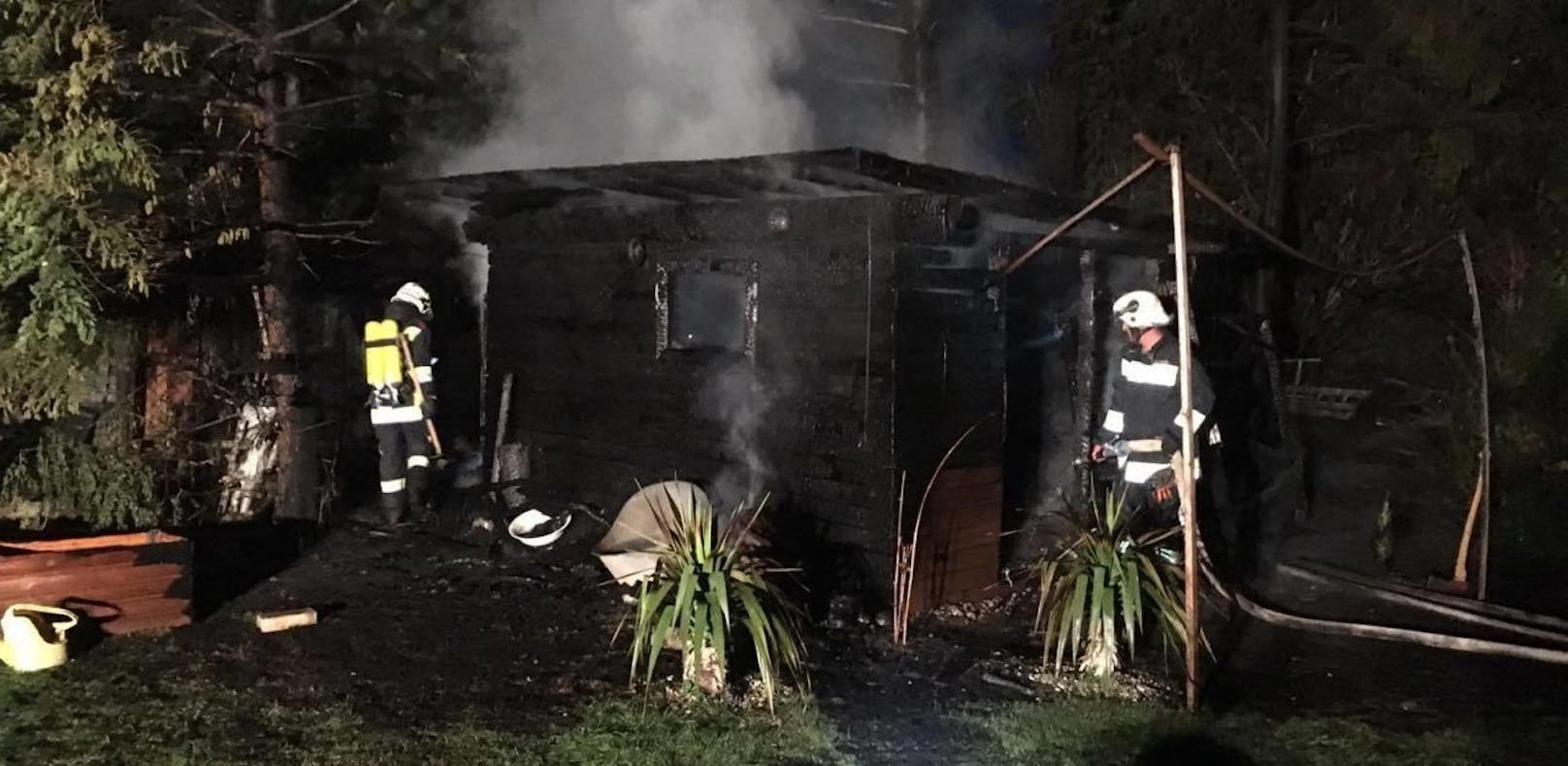 Gartenhütte brannte: Feuerwehrmann verletzt
