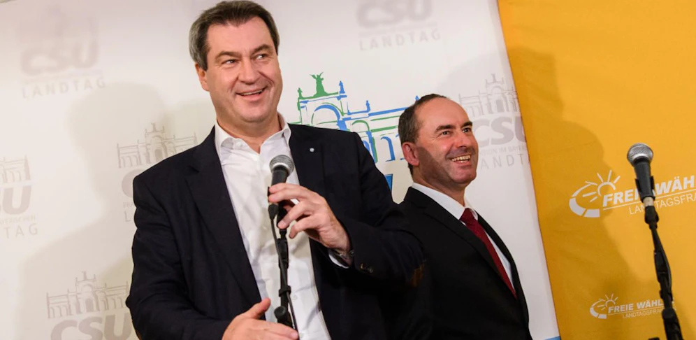 Markus Söder (CSU) und Hubert Aiwanger (Freie Wähler) einigten sich auf eine gemeinsame Regierungsbildung in Bayern.