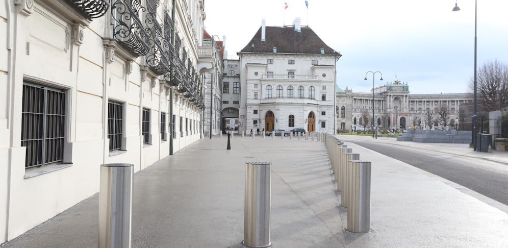 Anti-Terror-Poller vor dem Bundeskanzleramt