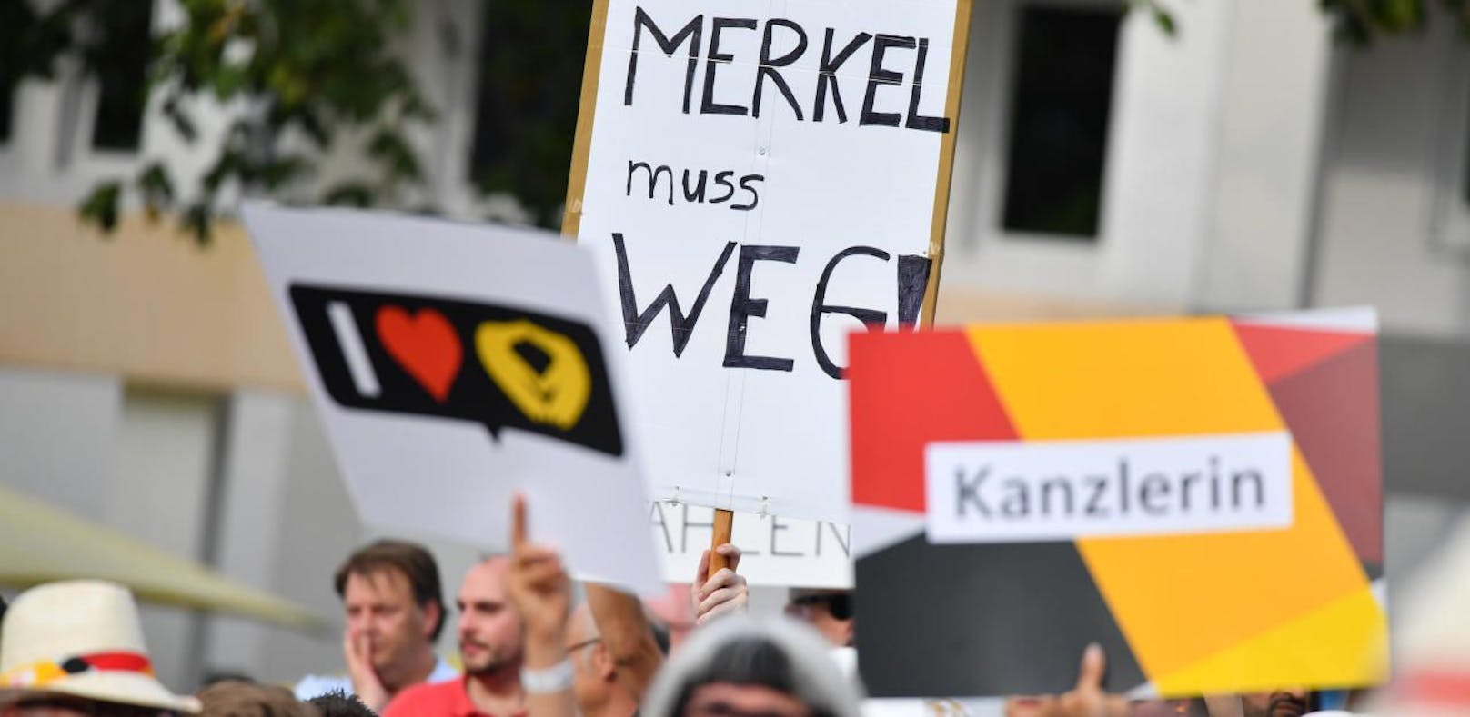 Die Demonstranten zeigten mit Schildern, was sie von der Bundeskanzlerin halten.