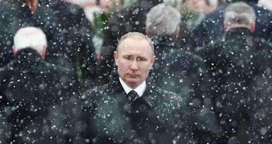Russlands Präsident Wladimir Putin bei einer Kranzniederlegung am Grab des Unbekannten Soldaten am Kreml in Moskau. Archivbild, 23 Februar 2017.