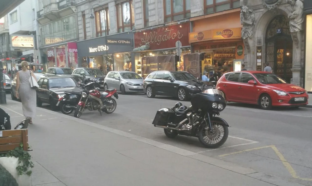 Motorrad verparkt Auto-Parkplatz in der City.
