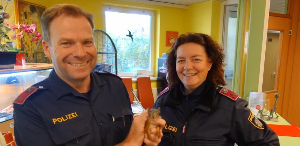 Die Polizisten Manfred und Sonja mit Findelkind "Puschel".