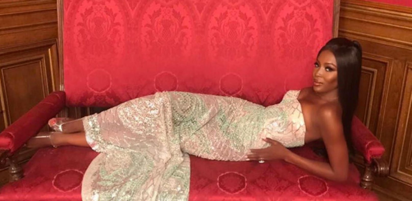 Supermodel räkelt sich auf Couch des Bürgermeisters