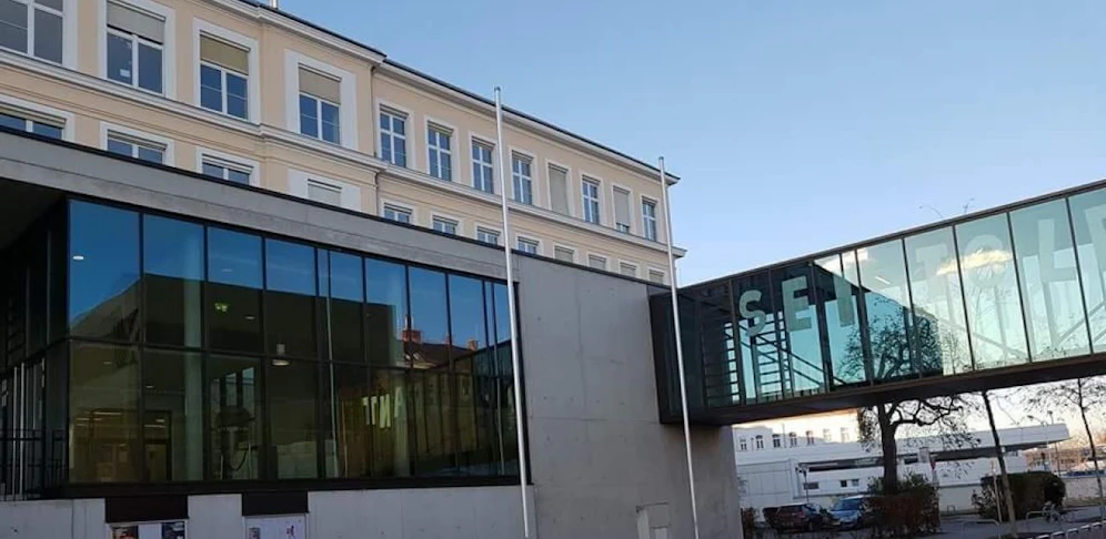 Hausdurchsuchung im BRG-Schwechat: Ein Pädagoge wurde wegen des Verdachtes der sexuellen Nötigung von der Polizei mitgenommen. 