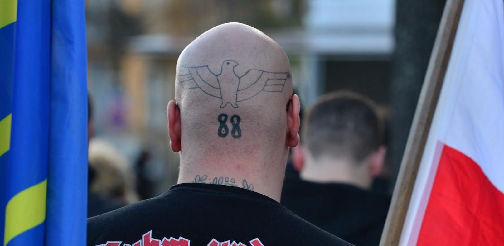 (Symbolbild) Ein Neonazi bei einer rechtsextremen Kundgebung in Jena.