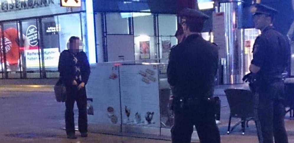 Ein Wildpinkler attackierte einen Polizisten (Symbolbild)